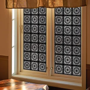 Zwarte geometrische raamfolie decoratieve statische glassticker voor privacy in huis.