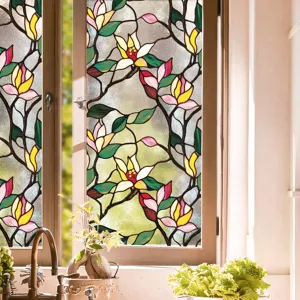 Vue détaillée du film pour vitre avec motif floral de magnolia coloré pour décoration.