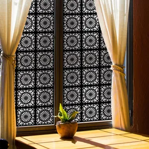 Détail de scène montrant un film de vitrail géométrique noir posé sur la fenêtre.