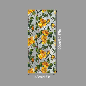 Détail du film pour vitrage en verre teinté avec motif de roses jaunes et feuilles, 43x100cm.