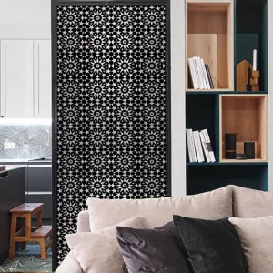 Gedetailleerd uitzicht op zwart-witte geometrische raamfolie, privacy glassticker voor thuis.