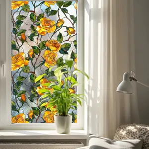 Vue détaillée du film pour fenêtre en vitrail avec roses jaunes et feuilles vertes, superbe déco.