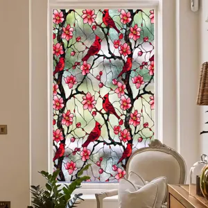 Film pour vitrage en verre coloré avec des cardinaux rouges et des fleurs roses pour déco.
