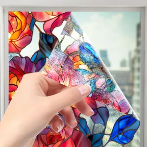 Vue détaillée d'un film pour fenêtre en verre teinté floral coloré et adhésif statique.