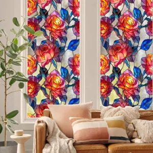 Vue détaillée du film pour vitrage en verre teinté avec motif de roses dans un salon chaleureux.