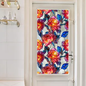 Gros plan sur le film pour fenêtre rose en vitrail sur porte, détail de décor floral vibrant.