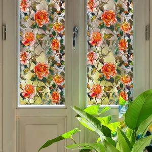 Détail de film de fenêtre statique décoratif présentant un motif de rose en vitrail.