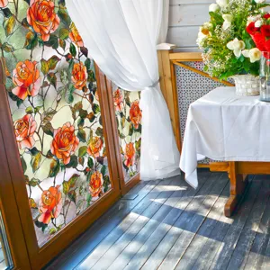 Détail du film pour fenêtre décoratif avec motif de roses colorées pour intimité en verre.