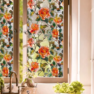 Vue détaillée du film pour fenêtre en verre coloré rose pour décoration intérieure et confidentialité.