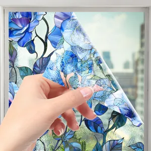 Vue détaillée du film pour fenêtre floral bleu, adhésif électrostatique décoratif.