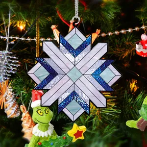 Vue détaillée d'un ornement de Noël flocon de neige géométrique pour décoration.