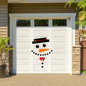 Nahaufnahme der Weihnachts-Schneemann-Garagentor-Magnetaufkleber-Dekoration an weißem Tor.