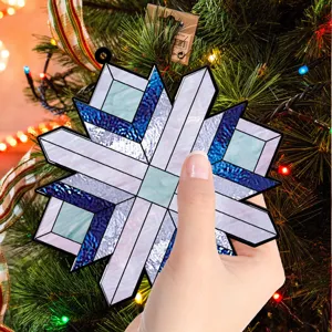 Ornement suspendu flocon de neige de Noël, style vitrail décoration de maison de vacances.