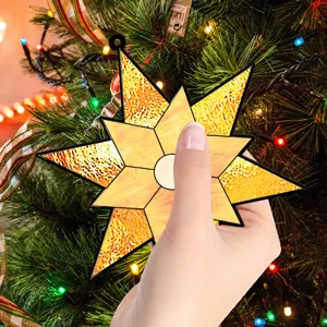 Gros plan détaillé d'un ornement de sapin de Noël en étoile dorée avec un beau motif doré.