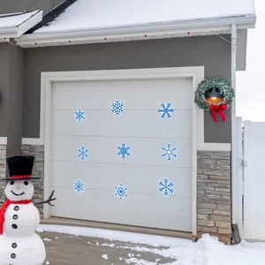 Detailansicht blauer Schneeflocken Magnetaufkleber an einer weißen Garagentorweihnachtsdeko.