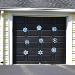 Weihnachtliche magnetische Schneeflocken Sticker am Garagentor für festliche Dekoration.