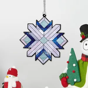 Détail de suspension flocon de neige géométrique bleu et blanc, déco intérieure.