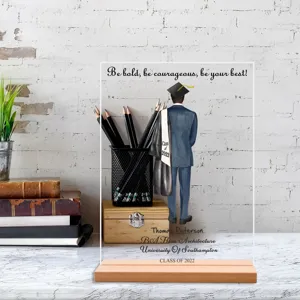 Gepersonaliseerde acryl afstudeerplaat met houten sokkel en uniek afstudeerontwerp.