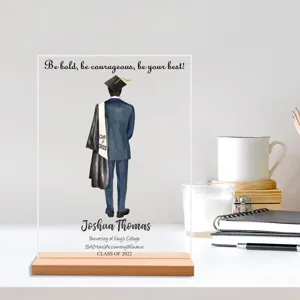 Gepersonaliseerde acryl afstudeerplaque met houten basis, perfecte bureau-decoratie.