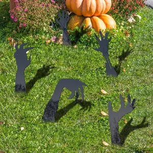 Paletti da prato con mani di zombie di Halloween vista dettagliata decorazione spettrale per giardino.