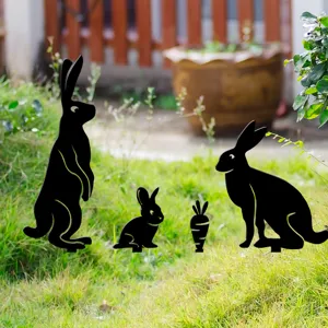 Détail piquet de jardin lapin carotte acrylique, belle décoration pelouse extérieure.