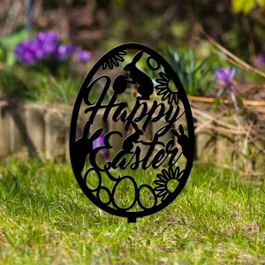 Détail de piquet de jardin de Pâques, œuf en acrylique noir avec motif de lapin et fleurs.