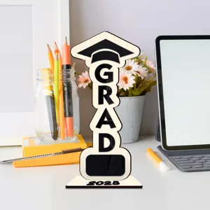 Decoracion de mesa de madera de graduacion 2025 cartel GRAD para fiesta de celebracion
