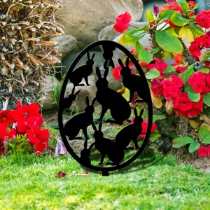 Gros plan sur le piquet de jardin de lapin de Paques en acrylique noir, detail pelouse.