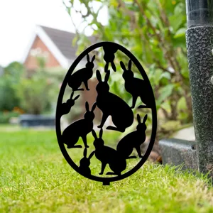 Gros plan détail du piquet de jardin lapin de Pâques, silhouette en métal décoratif extérieur.