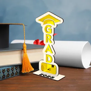 Decoracion de mesa de graduacion de madera con letras 2025 GRAD vista muy detallada