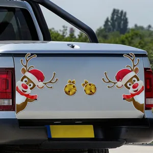 Adesivi per auto natalizi riflettenti con simpatiche renne e campanelle per decorazioni festive.
