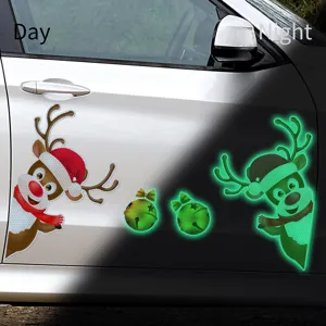 Dettaglio adesivo per auto con renna di Natale riflettente luminoso effetto giorno e notte.