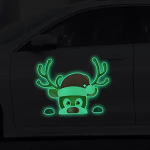 Dettaglio adesivo per auto con renna di Natale luminosa con effetto decorativo festivo riflettente.