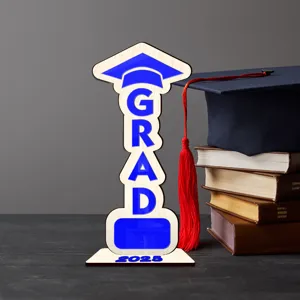 Detalle de decoración de mesa de graduación GRAD de madera, adorno de fiesta 2025.