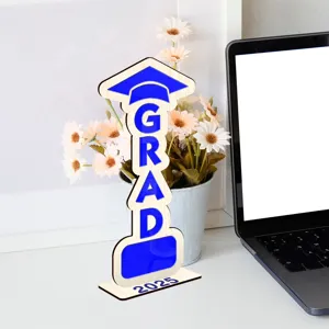 Decoración de mesa de madera para graduación 2025 con cartel GRAD vista detallada