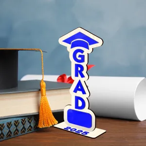 Decoracion de mesa de graduacion de madera con diseño GRAD y 2025 para fiesta.