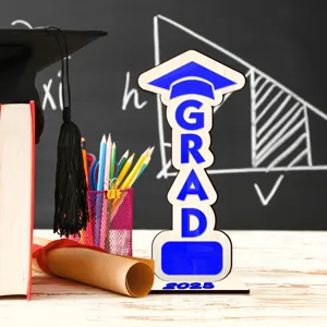 Primer plano de la decoración de mesa de madera de graduación 2025 con diseño de texto GRAD.