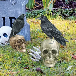 Detalle de estaca de jardín con calavera y cuervo de Halloween, decoración espeluznante.