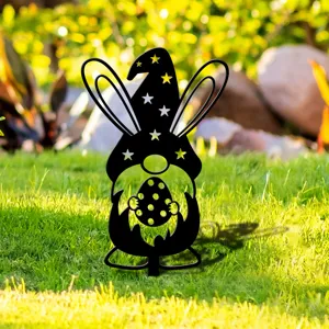 Piquet de jardin lapin de Pâques en acrylique décoration d'extérieur vue de détail pelouse