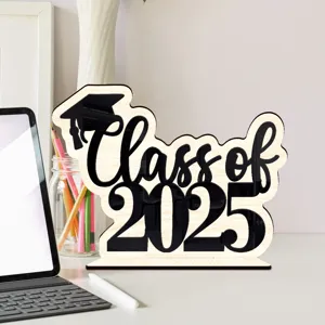 Vista detallada del cartel de escritorio de madera Class of 2025 para decoracion.