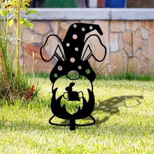 Vue détaillée de la belle silhouette de gnome de lapin de Pâques sur piquet de jardin.