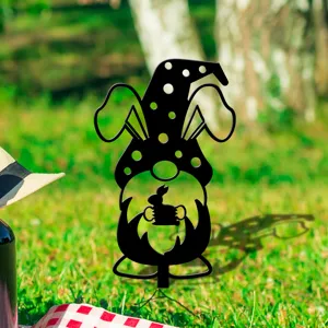 Piquet de jardin nain lapin de Pâques vue détail, silhouette noire déco de pelouse.