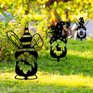 Pieux de jardin de Pâques avec jolies silhouettes de gnomes et oreilles de lapin.