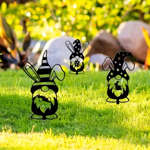 Détail piquet de jardin nain lapin de Pâques, silhouette acrylique noire déco extérieure.