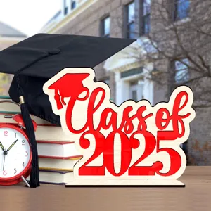 Detalle de cartel de mesa de graduación de madera Class of 2025 con libros y reloj decorativo