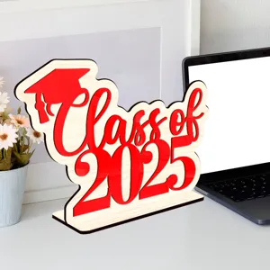 Letrero de mesa de graduación 2025 de madera con diseño de birrete rojo para celebración