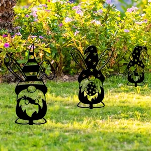 Details rapprochés des piquets de jardin gnome de Pâques en métal noir avec oreilles de lapin.