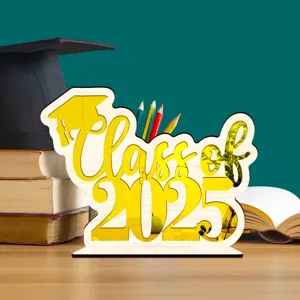 Letrero de escritorio de graduación de madera Class of 2025 con gorro para decoración.