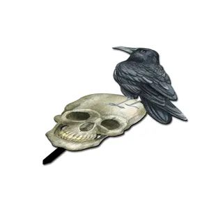 Primer plano del detalle de estaca de jardín con calavera y cuervo retro de Halloween.