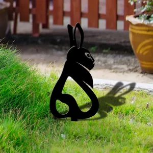Piquet de jardin en acrylique noir silhouette de lapin pelouse vue detaillee.